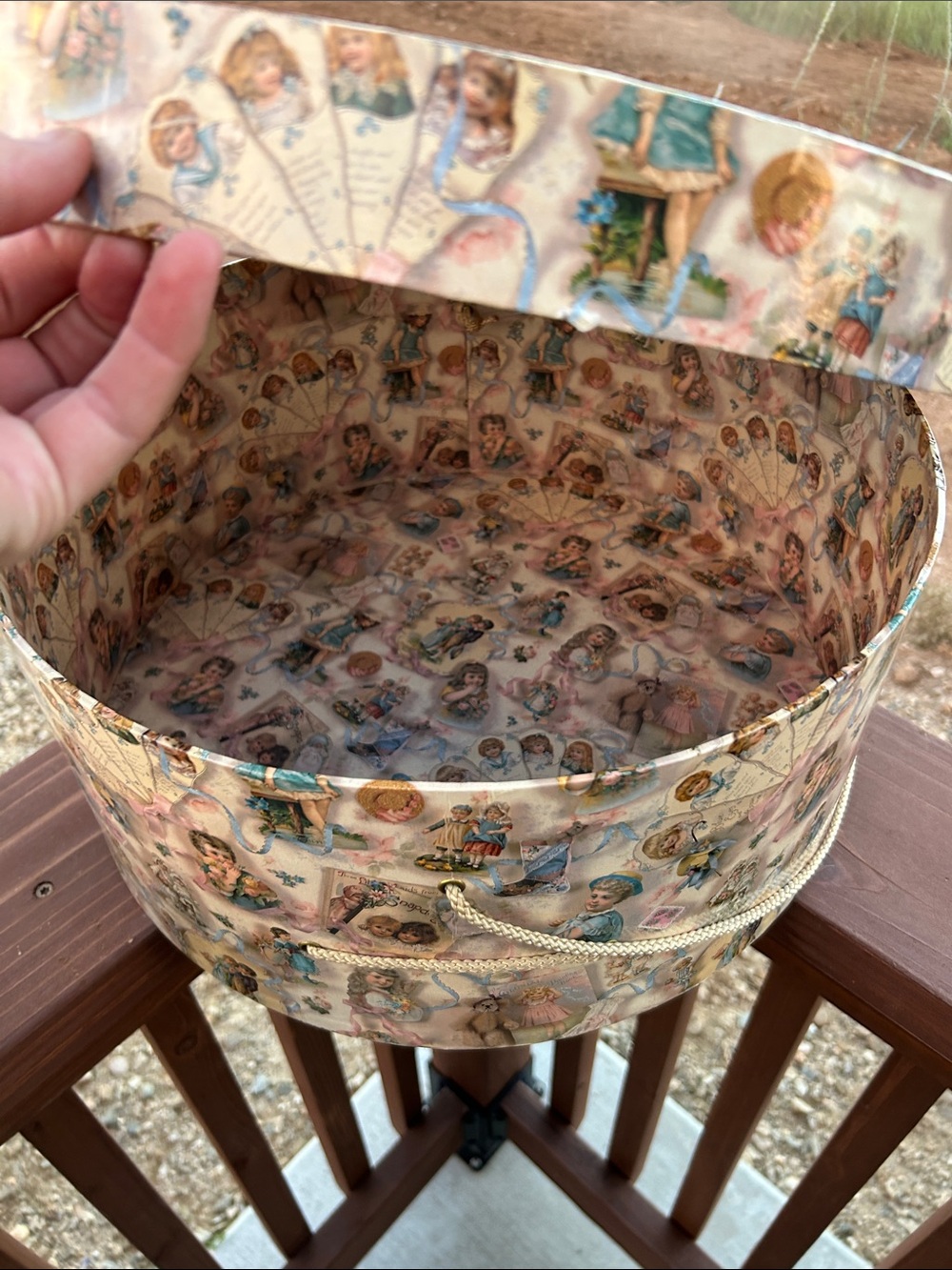 Set of 3 Vintage Nesting Illustration Hat Boxes 1995 - Picture 8 of 11